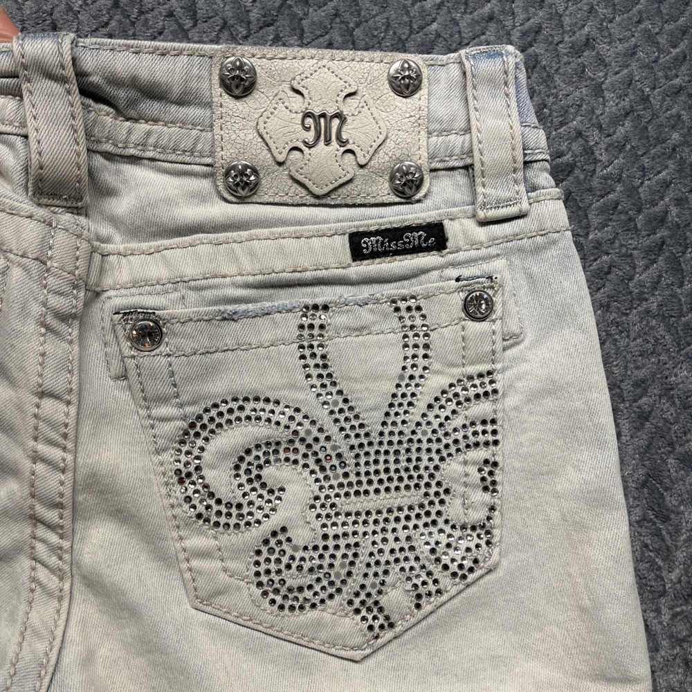 Miss Me Signature Bermuda‎ Shorts Size 26 Light Wash Embroidery Bling Capri